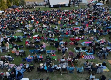 Movie under the stars crowd of 2000 people